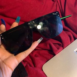 Quay hidden hills Black